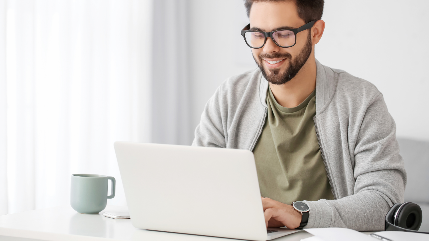 Person looking at computer reading course introduction and navigation.